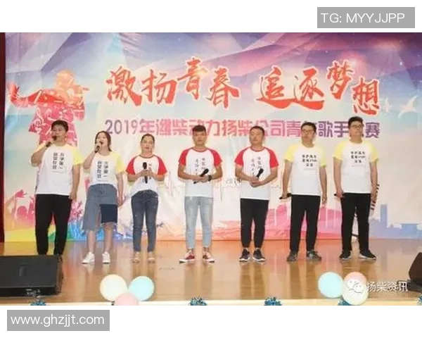 足球明星与女孩亲密合影展现青春活力与梦想追逐的美好瞬间